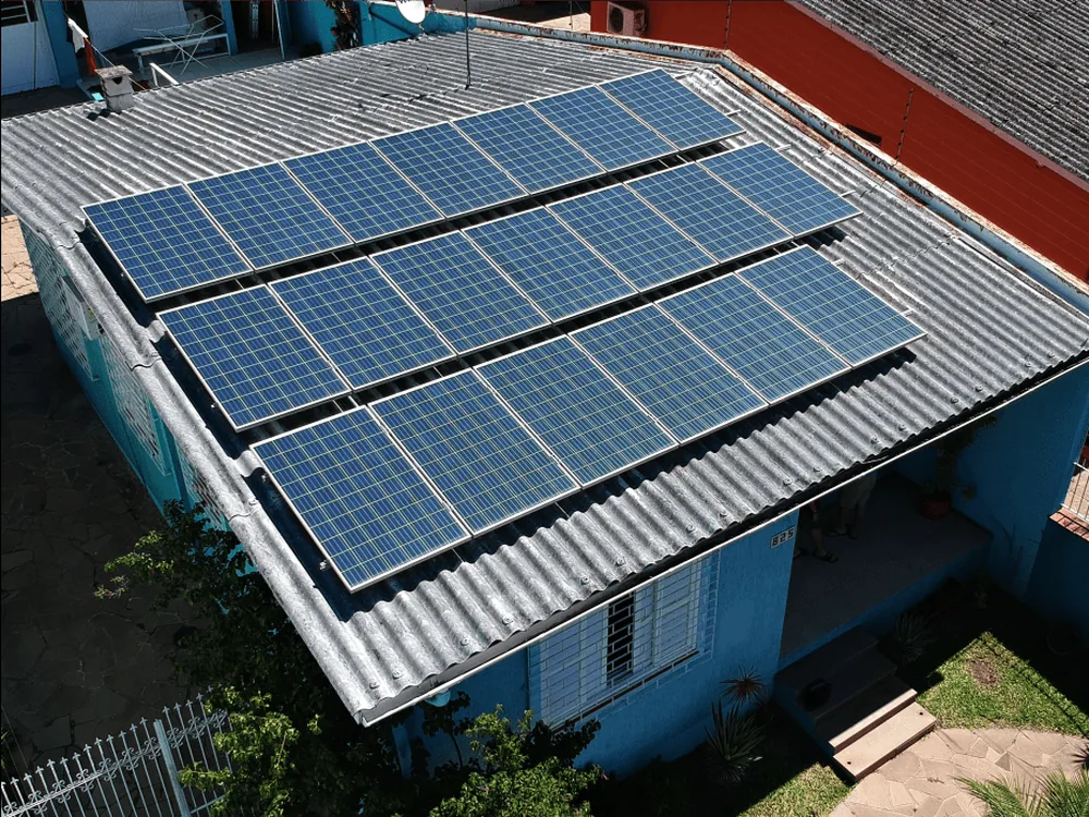 Vista aérea de residência em Mafra com 12 módulos fotovoltaicos instalados no telhado