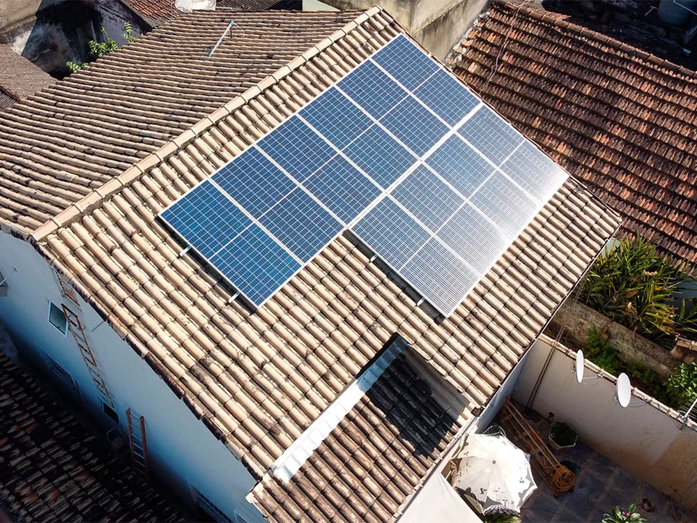 Vista aérea de sobrado em São Bento do Sul com oito módulos fotovoltaicos na água voltada ao norte