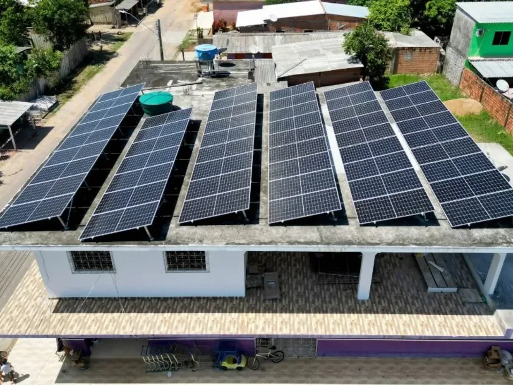 Vista aérea de mercado de bairro em Rio Negrinho com 36 módulos fotovoltaicos sobre a laje