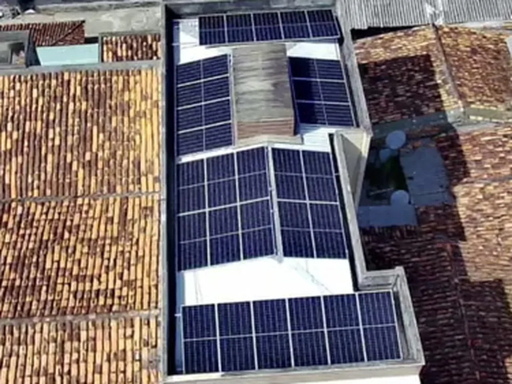 Vista aérea de propriedade rural em Papanduva com 82 módulos fotovoltaicos cobrindo o telhado do aviário