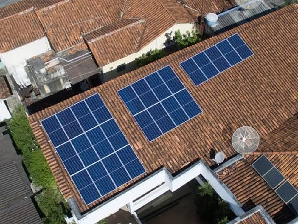 Vista aérea de residência em Rio Negro com 16 módulos fotovoltaicos instalados sobre a cobertura da garagem