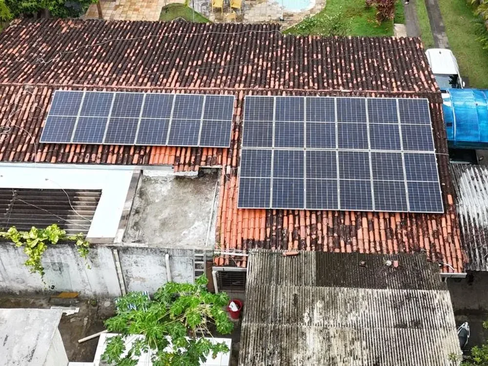 Vista aérea de propriedade rural em Três Barras com 54 módulos fotovoltaicos sobre o galpão